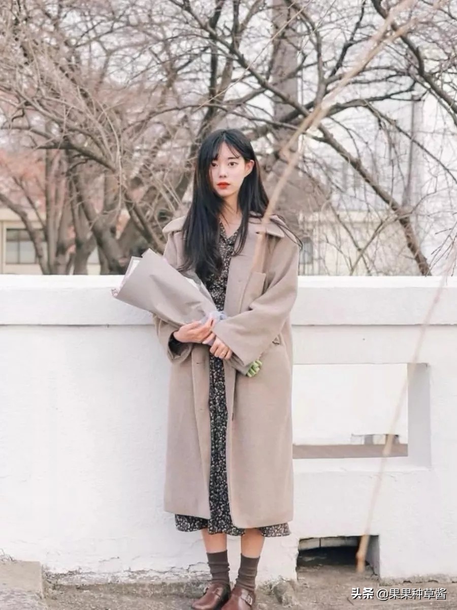 杨幂黑色字母袜王牌对王牌,杨幂格子衫高筒靴秀逆天长腿