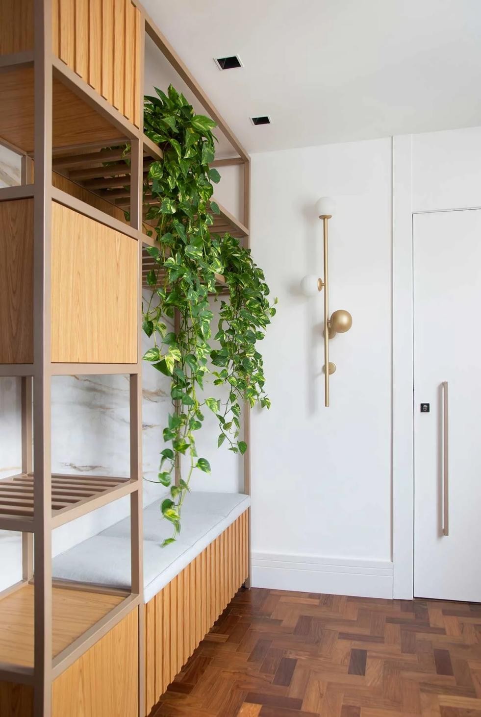 餐厅一面墙做木饰面,中式风餐厅墙面做木饰面