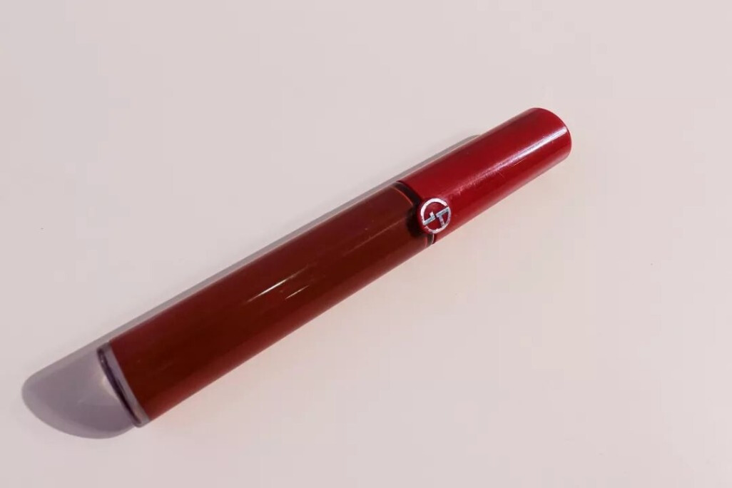 唇釉脱色又沾杯？8支当红唇釉大比拼哪支最防沾杯