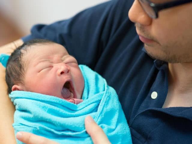 新生儿晚上快速哄睡妙招,抱着婴儿睡觉怎么哄