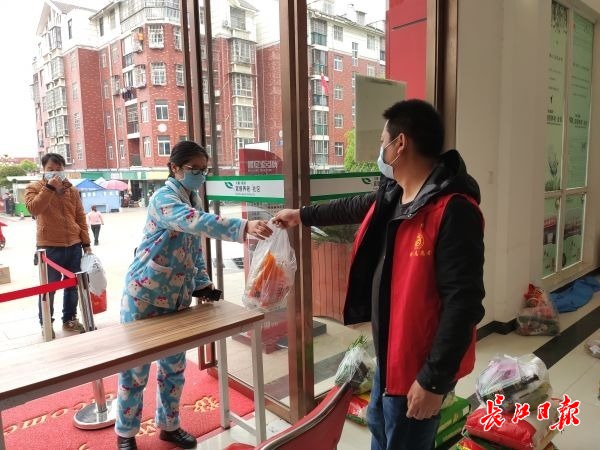 严控疫情扫码测温出站,扫码测温等管控措施落实