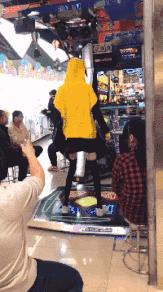 闺蜜生日送蛋糕还是送礼物呢,闺蜜过生日给他送什么零食好呢