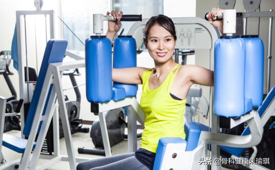 抗击疫情宅在家锻炼身体,宅在家里加强锻炼提高免疫力