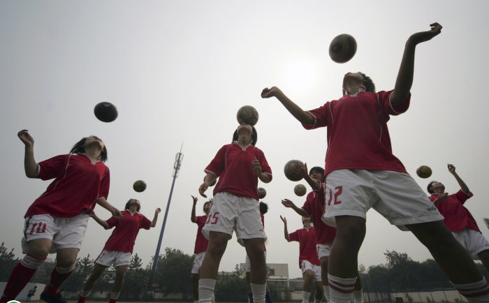给小朋友讲解足球规则,足球训练家长准则