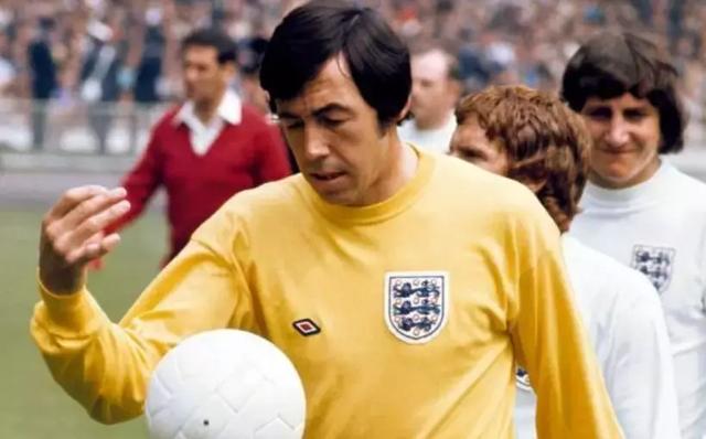 谁是英格兰历史第一豪门,谁是足坛最伟大的三冠王