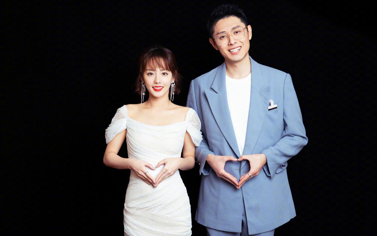 张嘉倪好事成双穿搭棕色西装,张嘉倪和买超亲密时刻