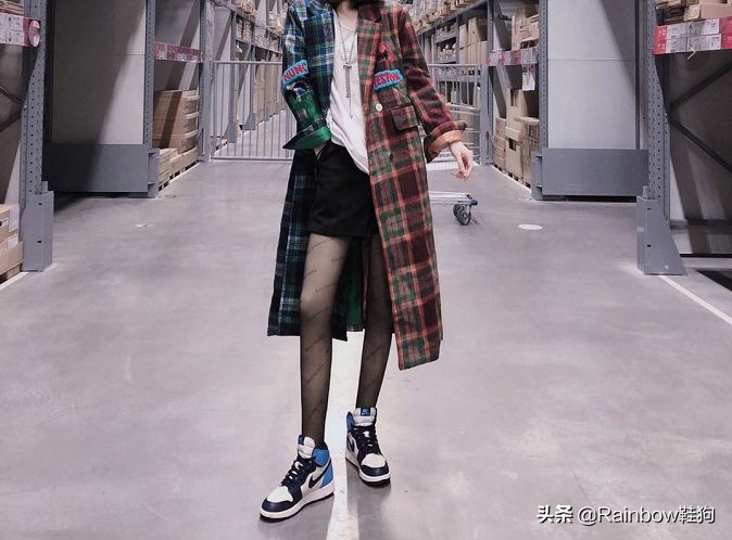 我穿搭学抖音钟爱黑丝配AJ这个社交娱乐至上的时代有何不可？