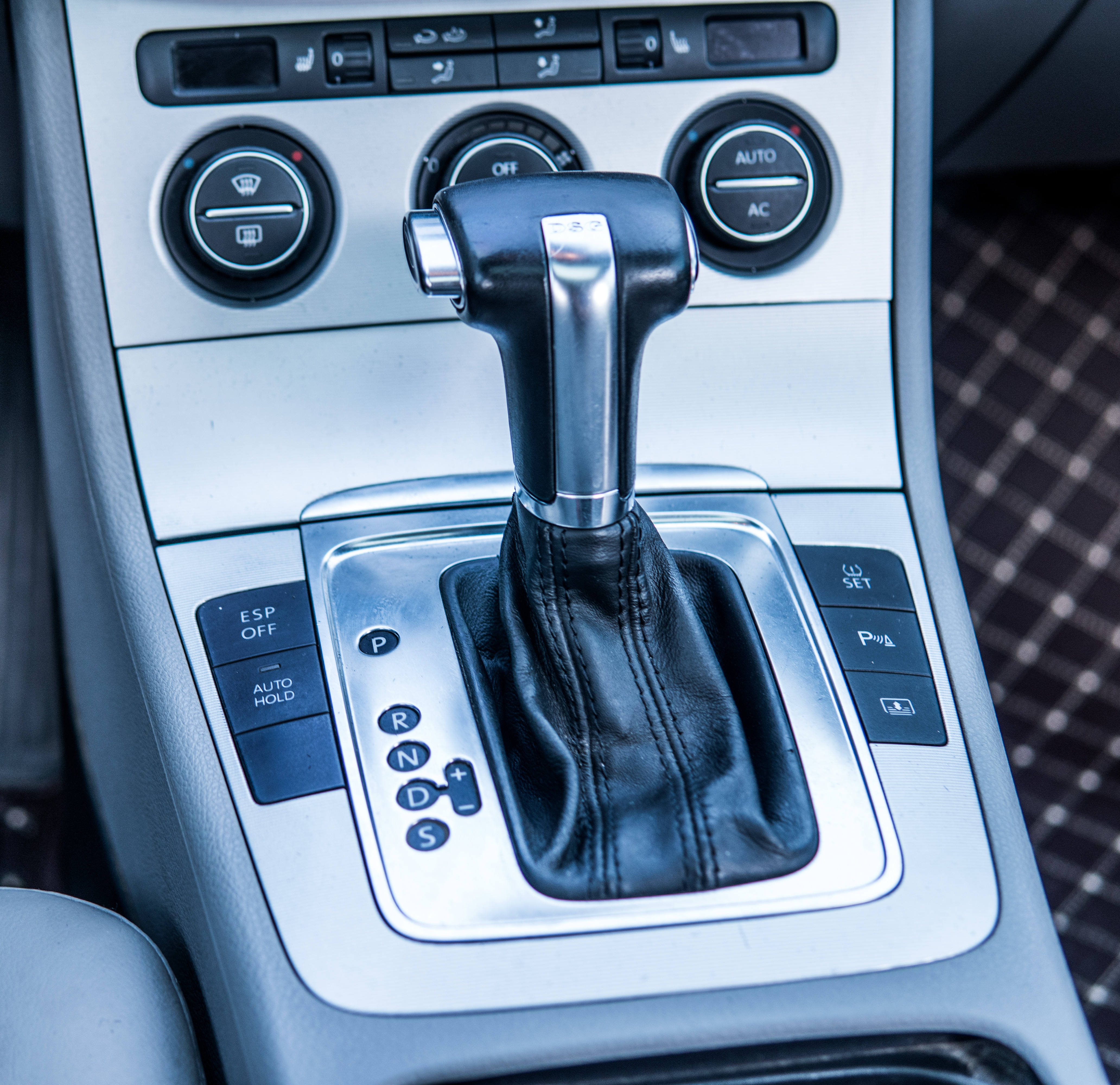 开着曾经的最美大众探寻废弃城堡，如今B6迈腾还值得购买吗？