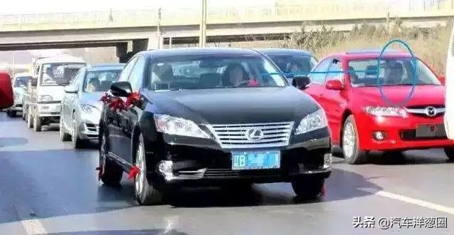 情人节开大奔接女朋友，拉开车门她却说要分手？！