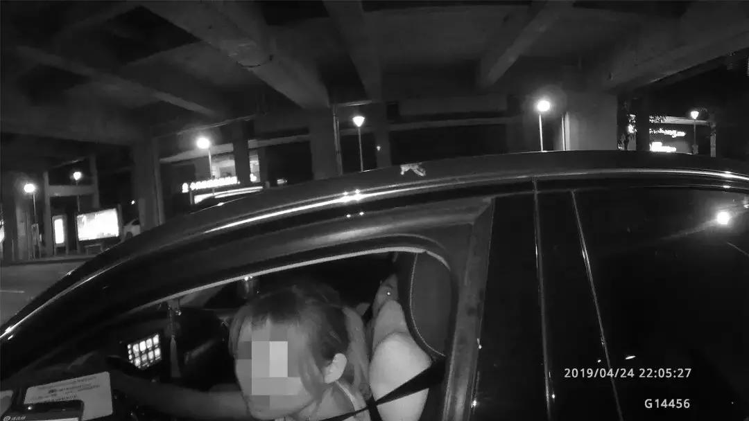 宝马老板拱北街头教育交警：这是自动式远光灯！叫嚣有本事扣我12分！