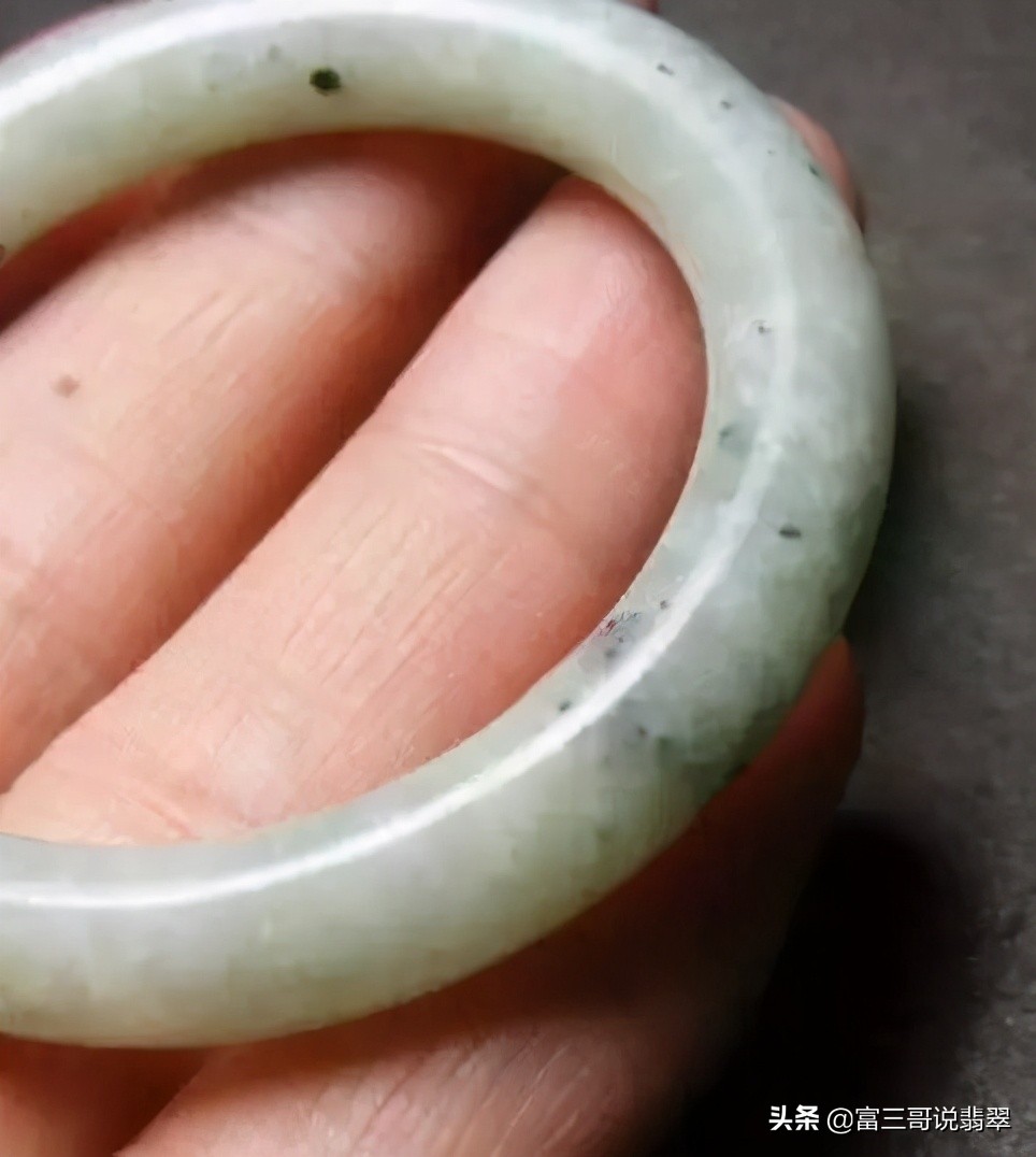 翠友一眼相中的料子,较为常见却不值得购买收藏的翡翠