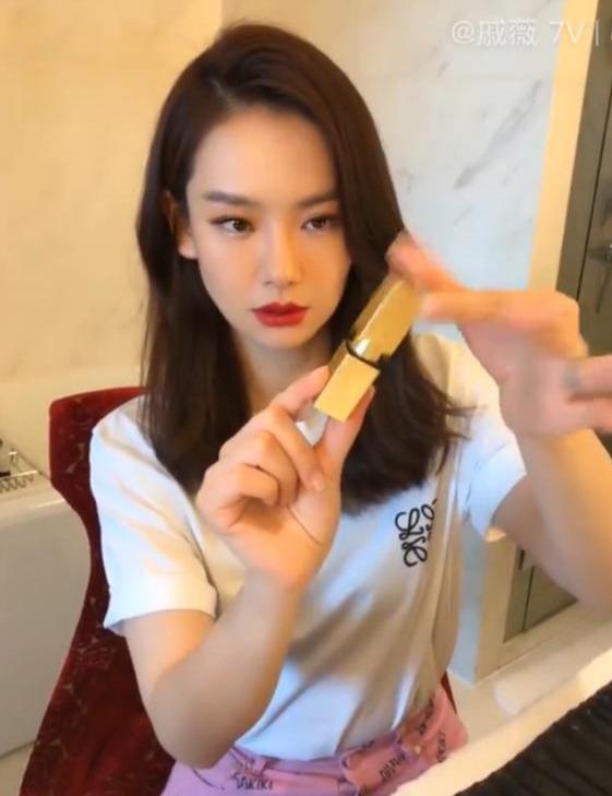戚薇推荐的红色口红,最近戚薇晒出一款小金条口红