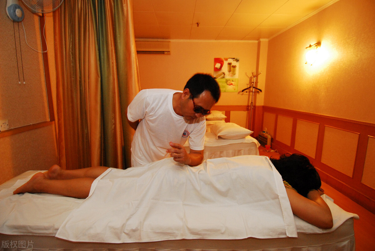 强制猥亵罪男子判刑,男子犯强制猥亵罪被判一年