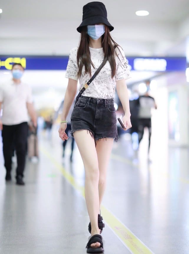 赵丽颖和baby同穿迪奥裙,baby撞衫赵丽颖穿过的衣服