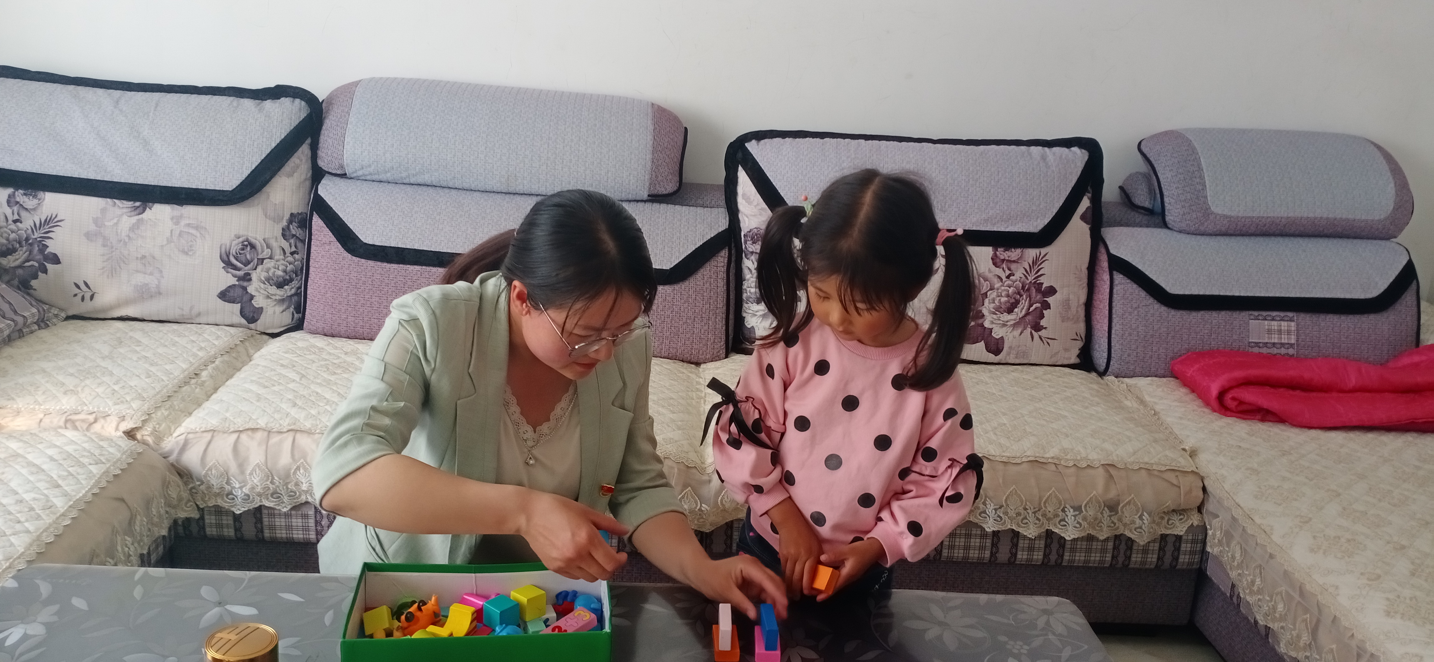 商南县赵川镇中心幼儿园开展大家访暨校园资助活动