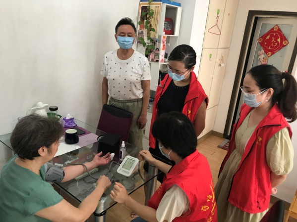 “红马甲”再出发——红色“帮帮团”助力学雅芳邻社区基层治理