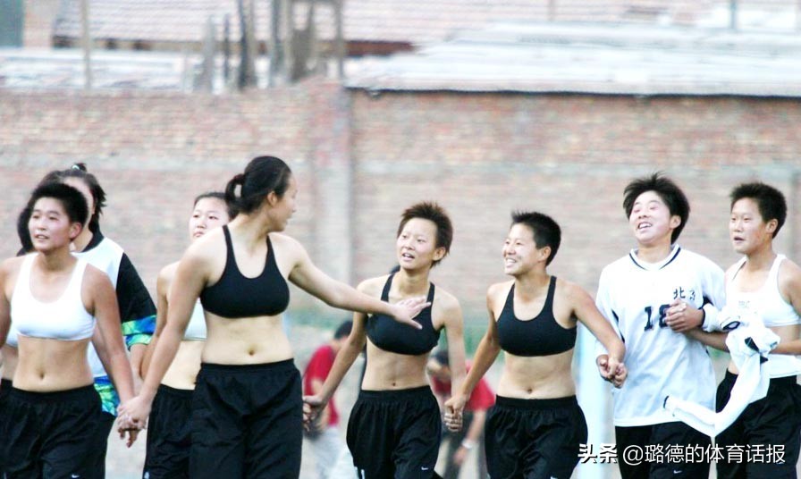 女足进球脱球衣滑跪庆祝,进球后脱衣庆祝