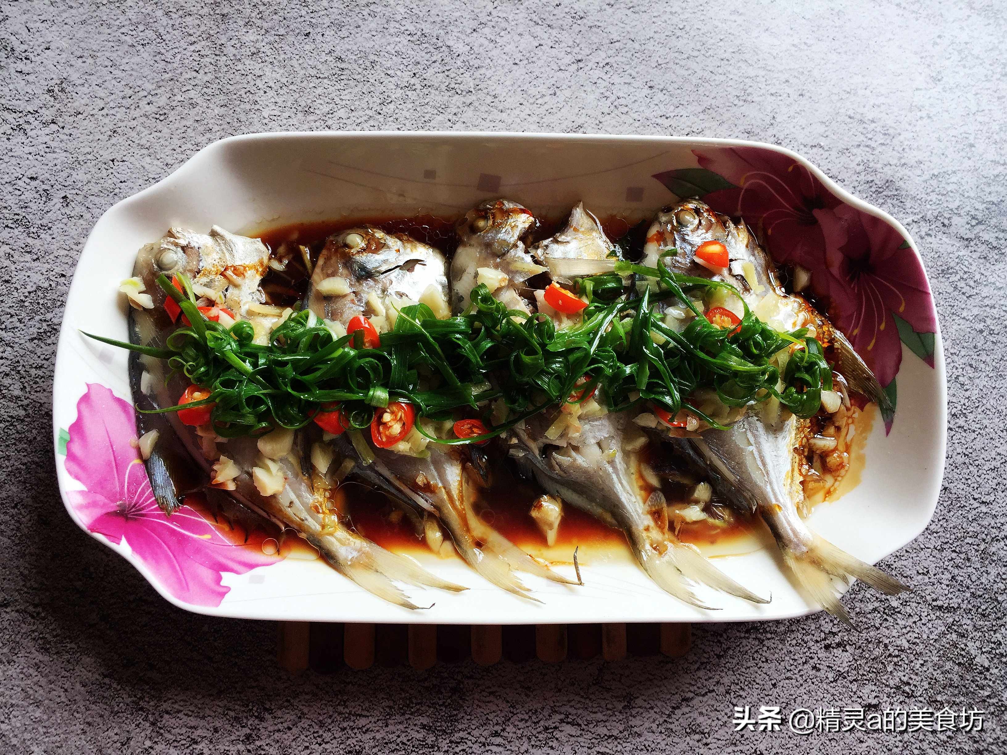 这才是清蒸鱼的正确做法鲜嫩可口,清蒸鱼该怎么做才能既入味又鲜嫩
