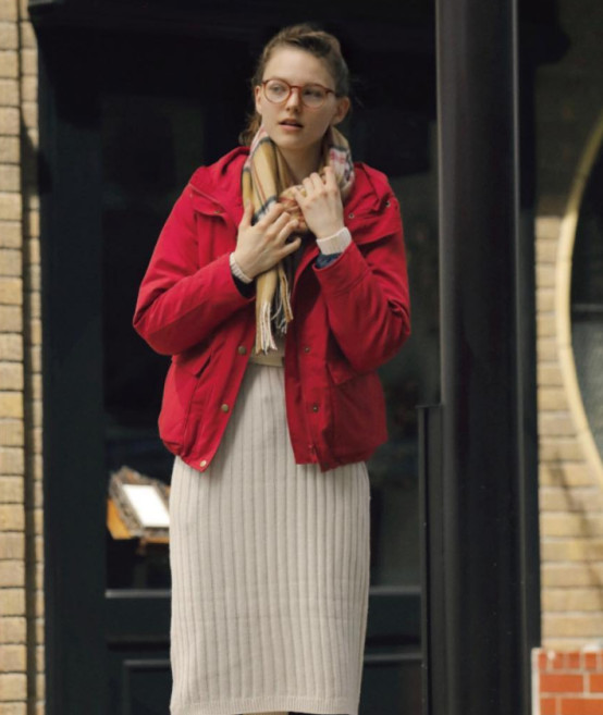 毛衣宽松慵懒风配复古色牛仔裤,复古深蓝牛仔裤灰色毛衣