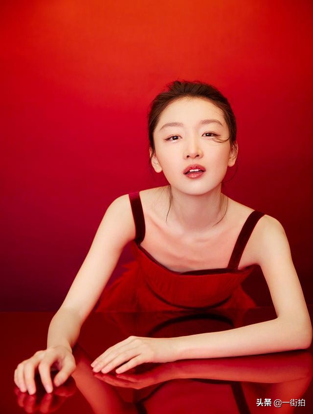 周冬雨穿奶茶色抹胸礼裙出席活动,周冬雨显瘦西装裤