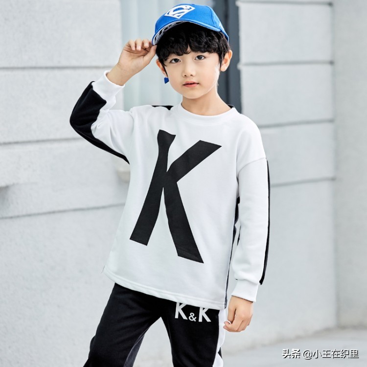 今年最流行的童装冬款,今年超流行的童装百搭又时尚