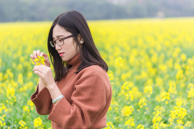 初中女同学和舅舅结婚了，我不想叫她舅妈怎么办？