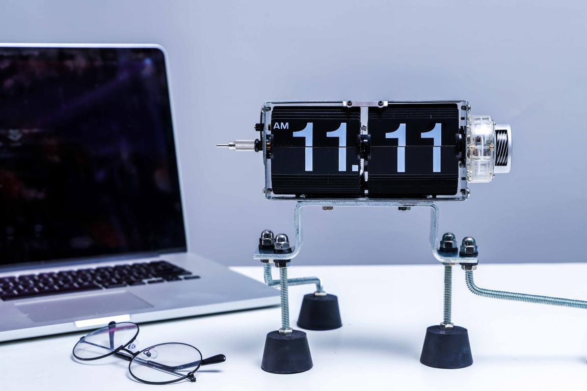 逆天了！没有指针屏幕，这块时钟居然靠翻页来计时