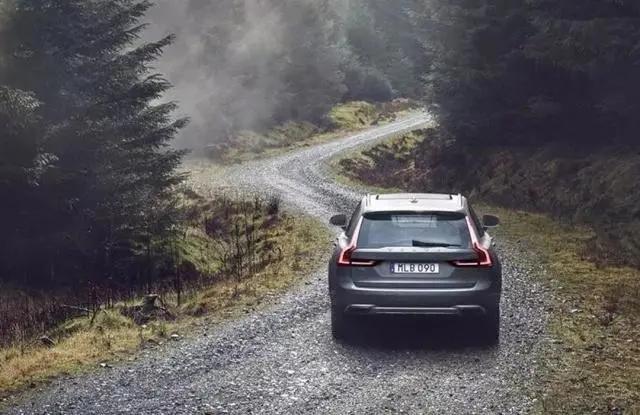 陡坡起步，先松离合还是先松手刹？顺序一旦弄错有车毁人亡的危险