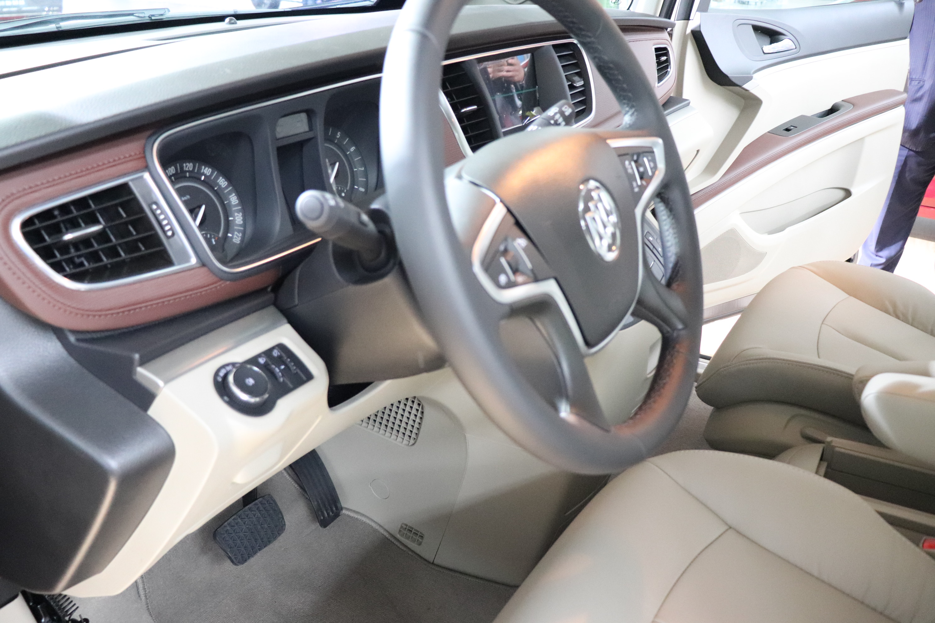 二手汉兰达和gl8哪个值得入手,汉兰达和gl8哪个开着有面子