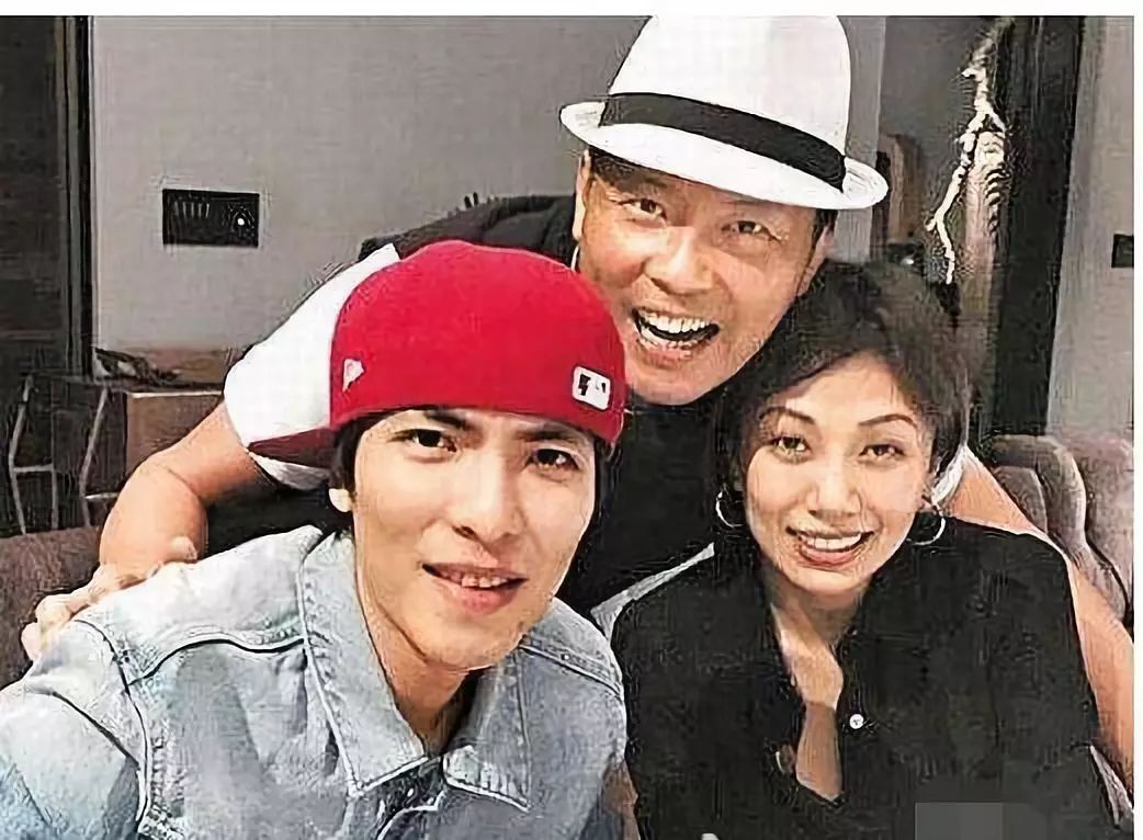 姐弟恋？超越钟丽缇？这位47岁的大姐姐给萧敬腾灌了什么*魂迷**汤