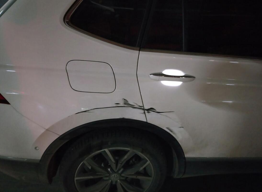 对方全责更换车门还是钣金喷漆,把对方车剐蹭了对方说要更换车门