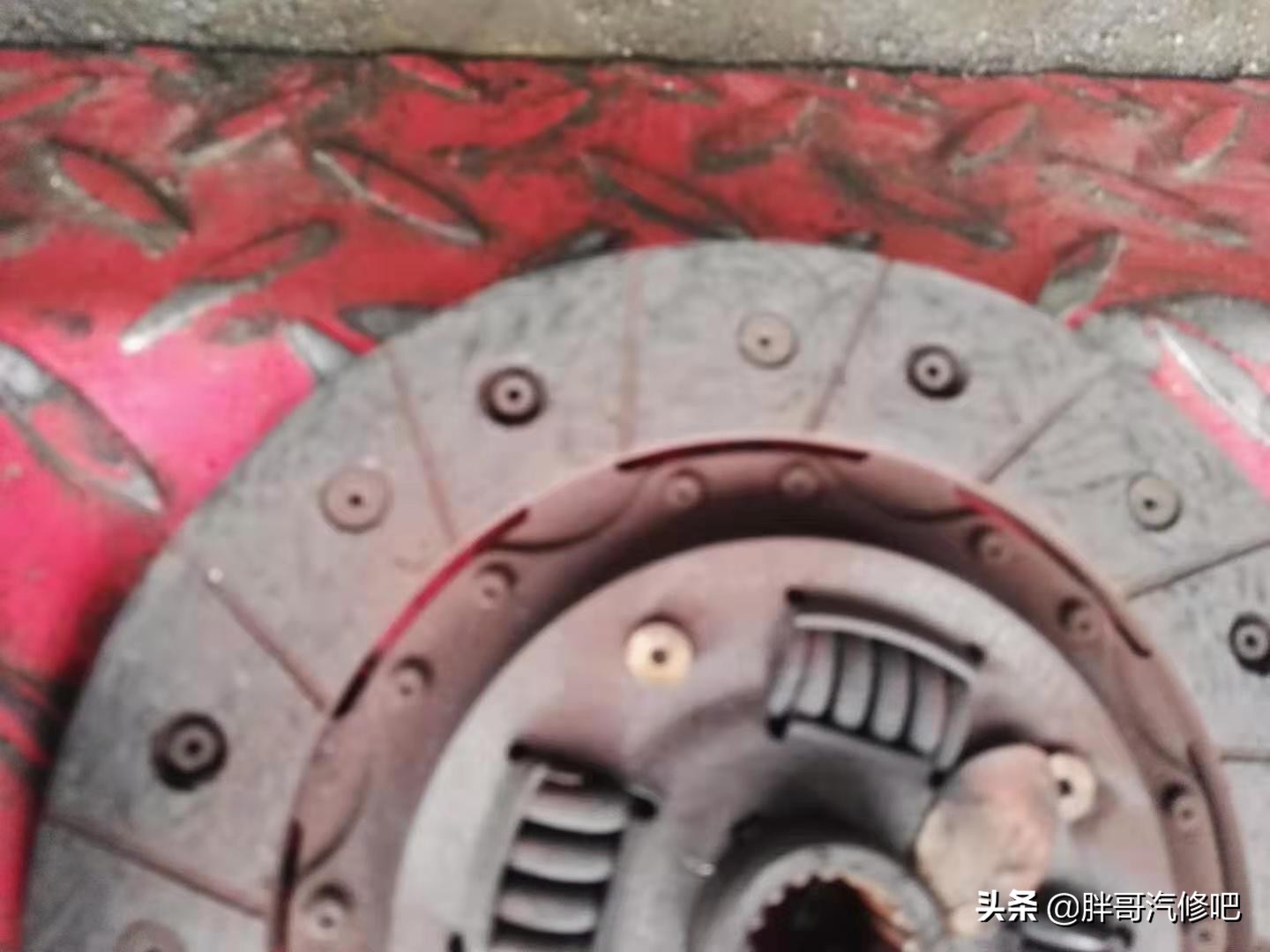 踩下离合器踏板有异响声,十有八九是分离轴承问题,胖哥拆解维修