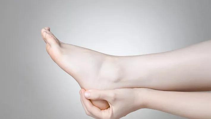 脚后跟老茧怎么去除,我的脚后跟有老茧变硬有细微开裂