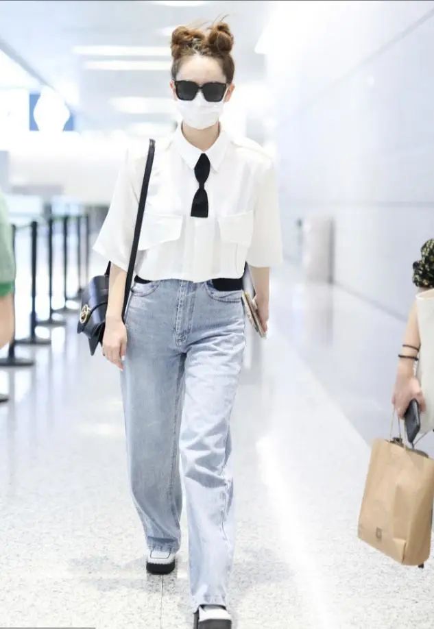 戚薇太个性,嫌领带太长直接剪一半,双丸子头炸毛了