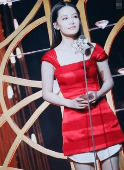 有种“保守”叫李沁嫌裙子太短，特意留口袋布，没想到意外显腿长