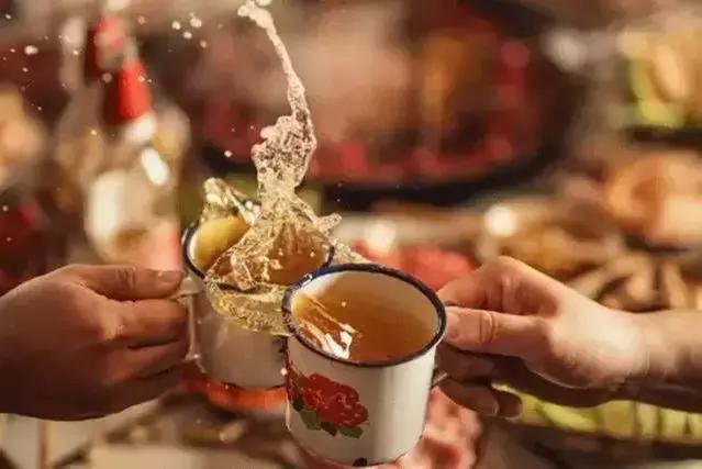 星巴克的小资还真比不过嘴里喊着“宝批龙”的重庆人