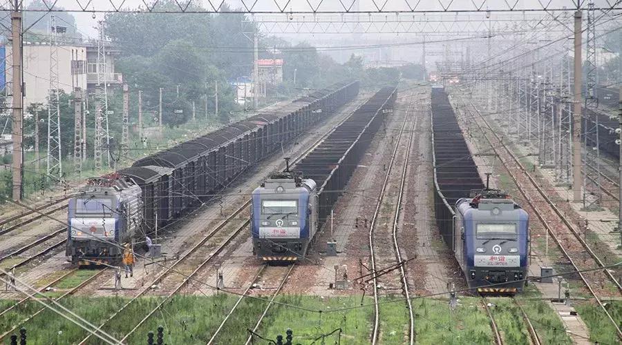 郑州的高架桥上看火车，铁龙慢游咣~咣~铛~铛