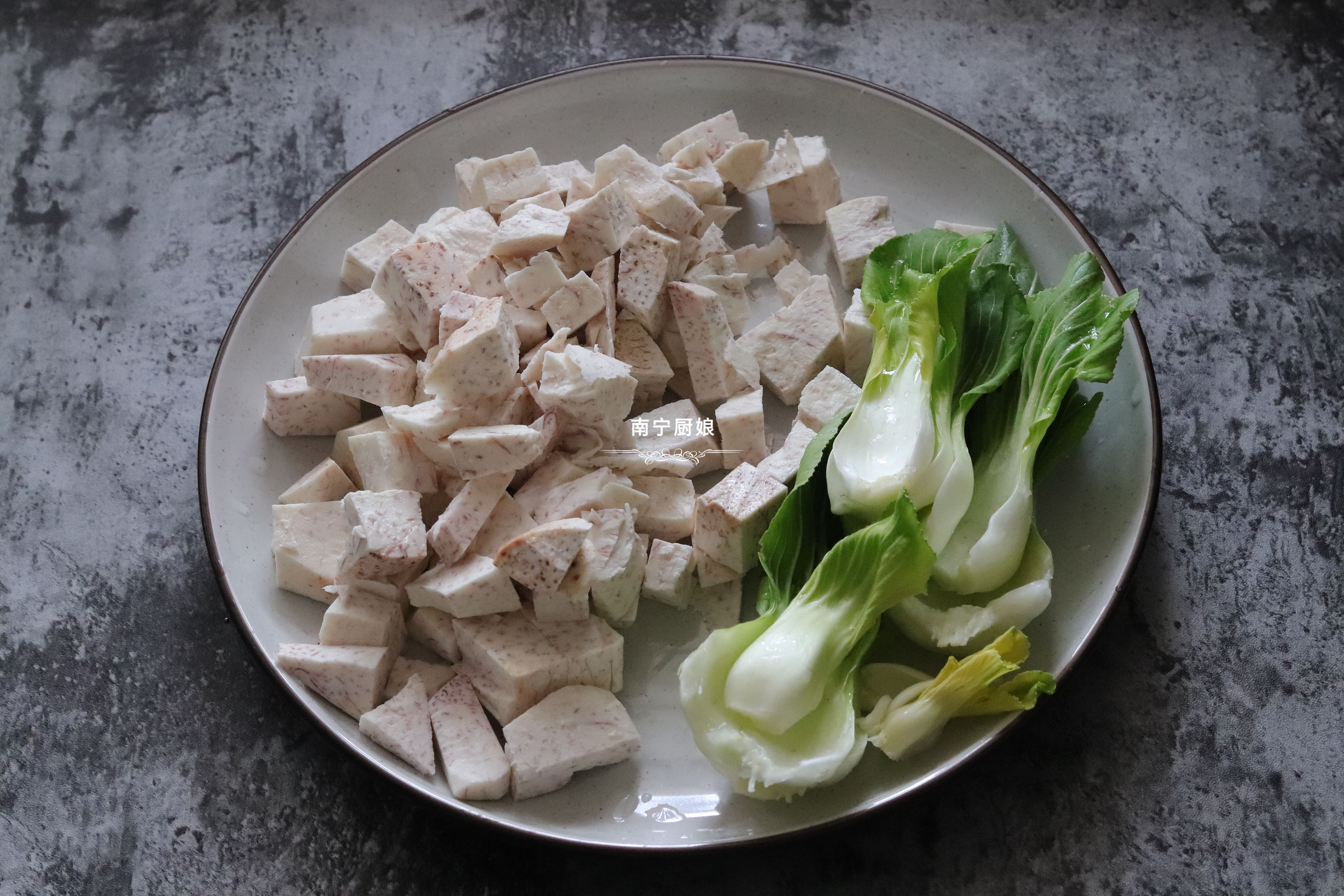 这道汤最近火了，天气越冷越想喝，鲜香爽滑，我们家隔三差五就做