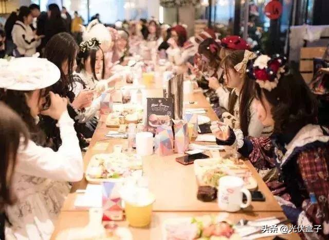 比炒鞋更疯狂,一条裙子炒到11万!一夜暴富的*局骗**,你怎么看?