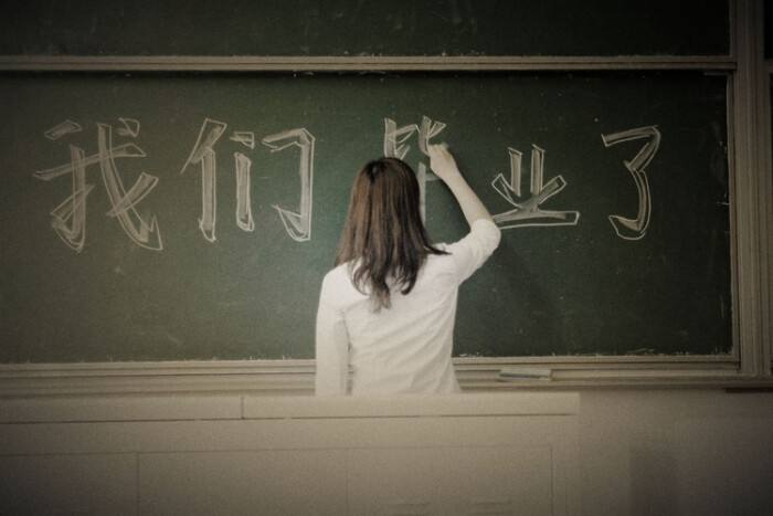 大学毕业照只有一个男生,大学男生毕业照穿婚纱