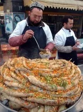 大叔美食创业卖“独一份”15元一碗，刚出摊被哄抢，来晚吃不到