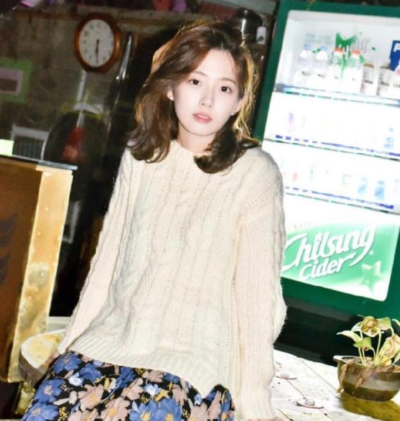 韩国中年气质美女高级感穿搭,韩系穿搭外套格纹短裙