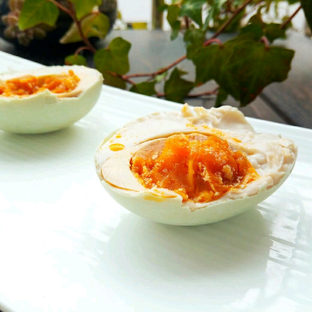 腌咸鸭蛋正确的方法100个放多少盐,腌制咸鸭蛋流油和起沙的几个窍门