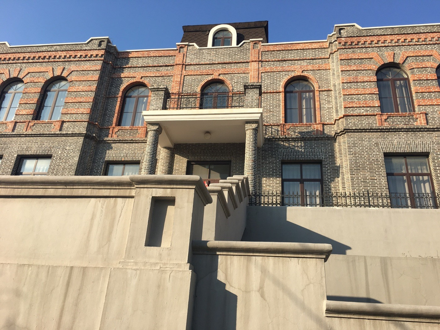 这座海滨小城的特点是什么,适合养老的海滨小镇