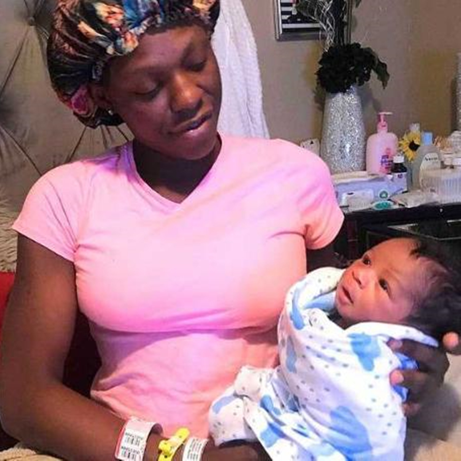 龙凤胎姐姐腹中被“吸收”，B超影像留弟弟腿上，网友：最美胎记