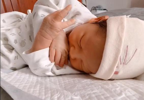 宝宝频繁吃奶会不会被撑到,宝宝吃奶时间和奶量表