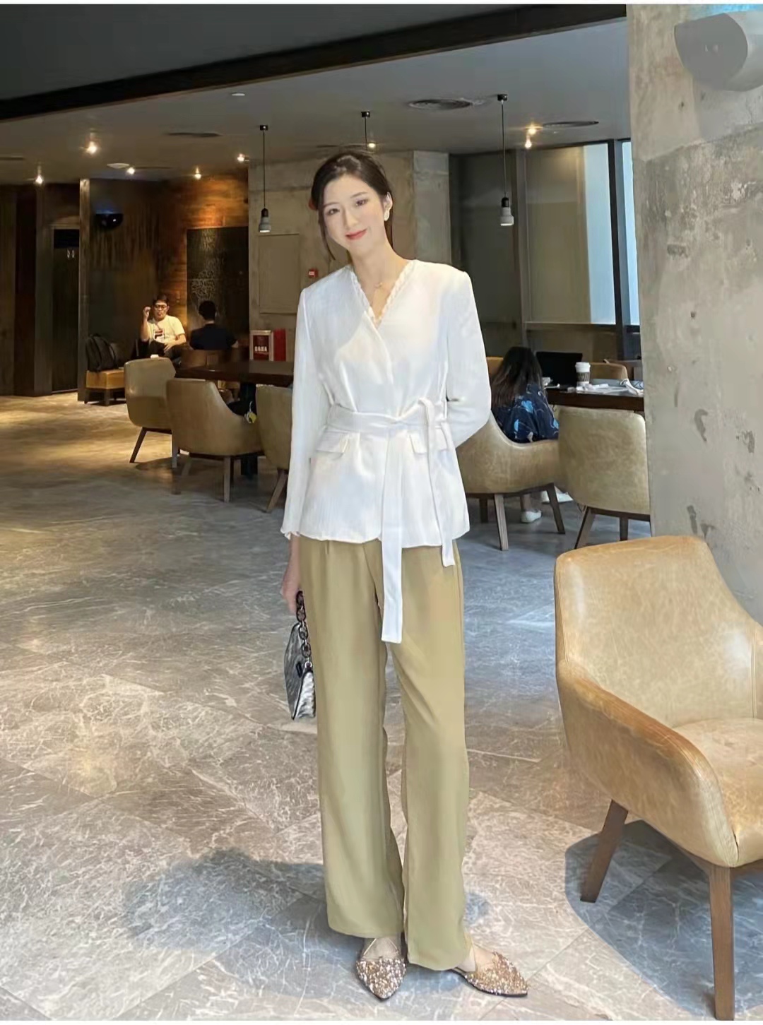 卡其色裤子配什么上衣有高级感男,黑色上衣配卡其色裤子好看吗男生