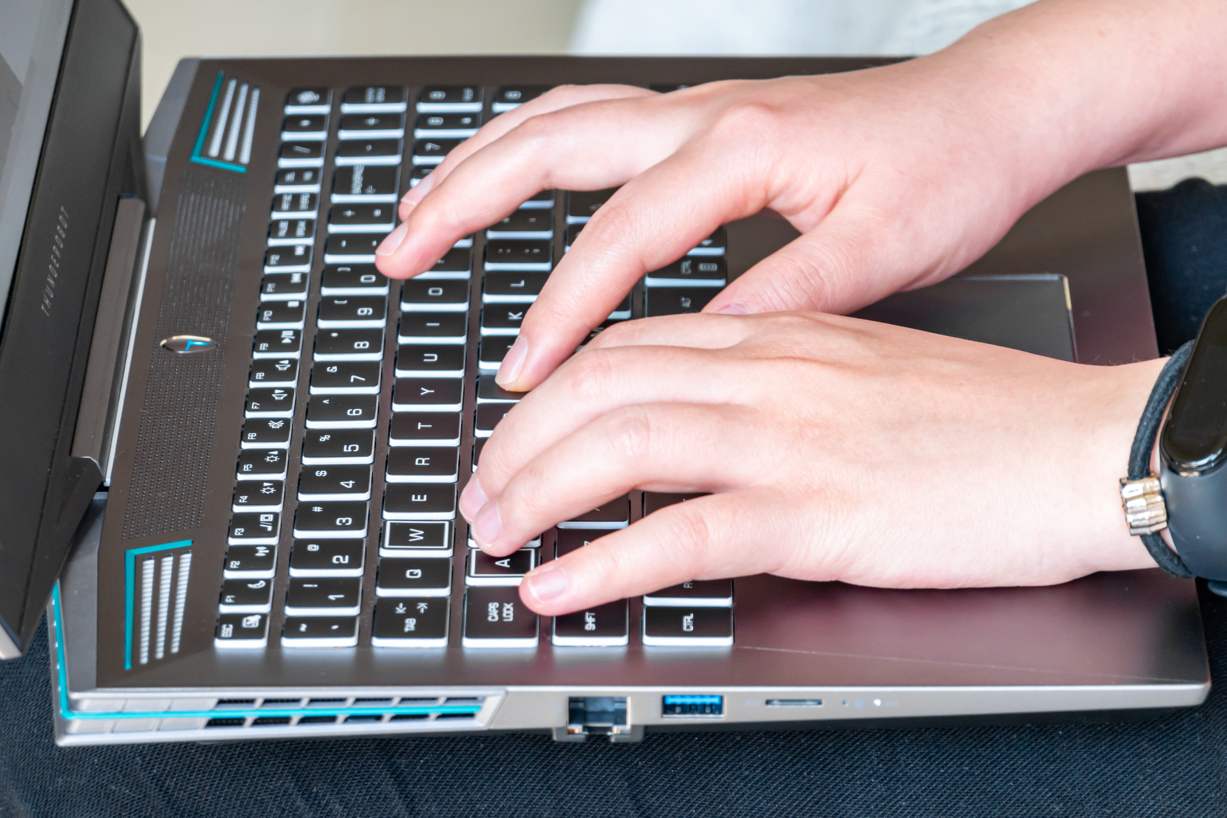 雷神911pro高端笔记本,雷神911pro可以玩的游戏