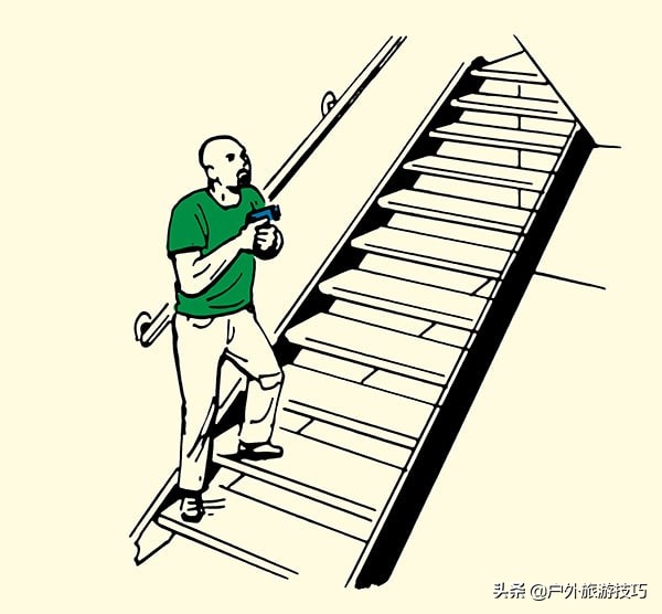 家里进了歹徒,如何通过战术动作清理家中的贼?—末日生存技能