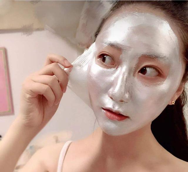 如何保养脸更好看,显老的脸如何显年轻